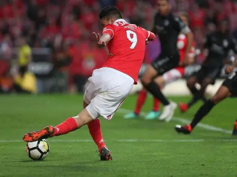 ¡Estás loco, Raúl! Jiménez asistió de rabona para Benfica