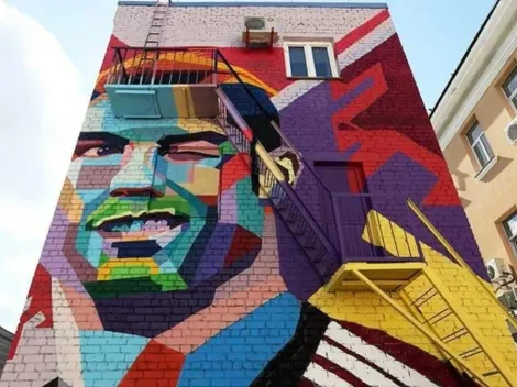 El mural de Cristiano Ronaldo que tiene Messi enfrente del hotel