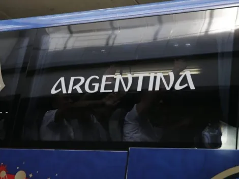 Los jugadores de Argentina llegaron al estadio cantando y golpeando el micro