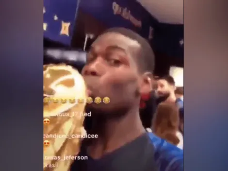 Pogba como loco con la Copa del Mundo en el vestuario