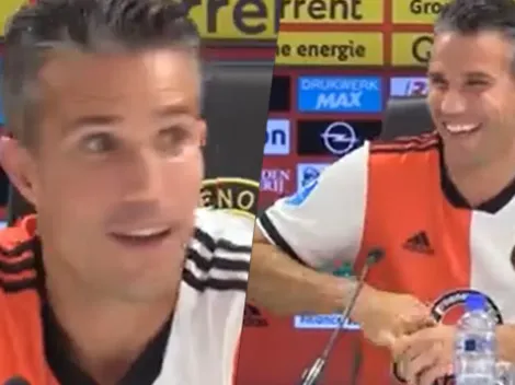 El divertido e incómodo momento que vivió Van Persie en conferencia de prensa