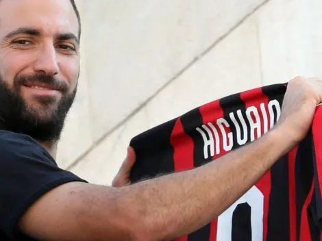 Higuaín, feliz de la vida con la camiseta de Milan