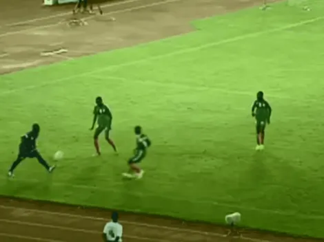 Porque esto es África: le tiró un sombrero, él le pegó una patada en la cara y lo pisó