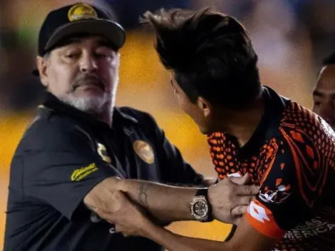 Un fan saltó a la cancha para abrazar a Maradona