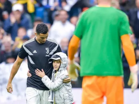 Un fanático invadió el campo para saludar a Cristiano y él le cumplió el sueño