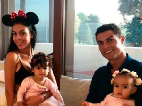 Georgina subió una foto familiar pero todos nos preguntamos que tiene Cristiano en las manos