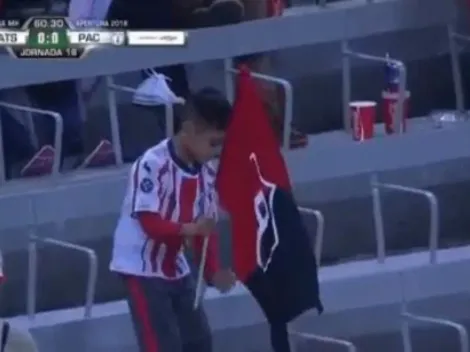 ¿Cómo? Un niño llevó los colores de Chivas y Atlas al mismo tiempo