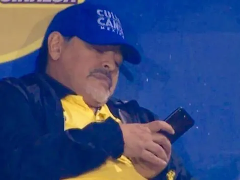 Es un genio: Diego Maradona sacó el celular en pleno partido