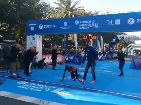 En cuatro patas: dramática llegada en la maratón de Málaga