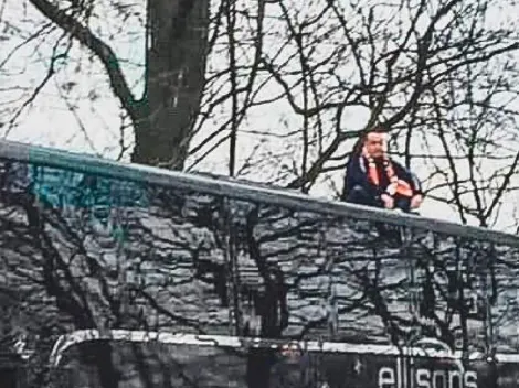 Un hincha del Blackpool se sentó arriba del autobús del Arsenal por una noble razón