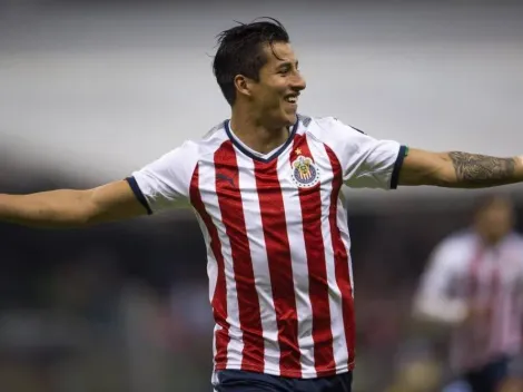 Cisneros volvió para Chivas tras 9 meses y debió salir al mediotiempo