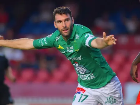 Un crack: Boselli se mostró en la cancha del León cantando y alentando a sus ex compañeros