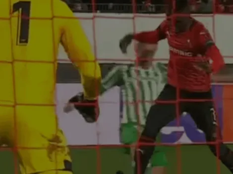 A Guardado le cobraron un penal insólito en Rennes - Betis