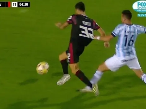 Un hincha de River convirtió el penal que no le cobraron a Scocco en meme contra Boca