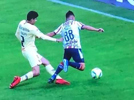 Era penal para Chivas: Vargas derribó a Luque dentro del área, pero el árbitro no cobró nada