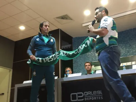 Almada recibió un presente muy particular de un aficionado al asumir en Santos Laguna