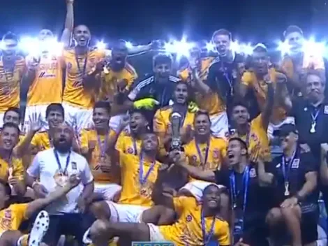 ¡El trofeo y las medallas para Tigres Campeón!