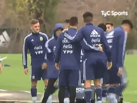 Esto es Messi: la Sub 17 entrenó con la Mayor y todos quisieron su foto con él