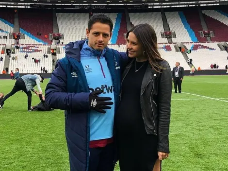 Pura ternura: Chicharito subió una foto besando la panza de su esposa