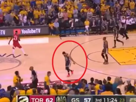 Lo que le faltaba a los Warriors: Stephen Curry se golpea y termina cojeando