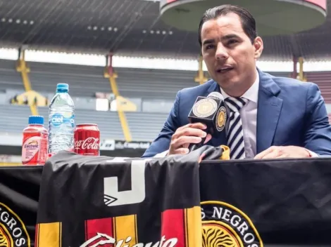 Omar Bravo se emocionó al ser homenajeado por Leones Negros