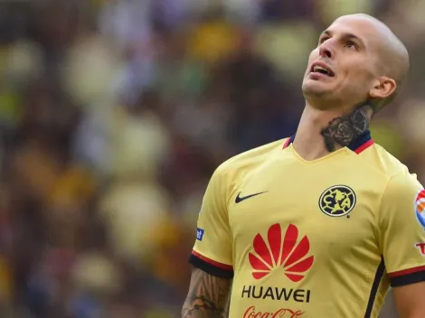 En su agitada noche, Benedetto se hizo tiempo hasta para firmar una bandera del América