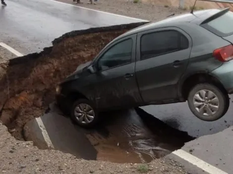 Ruta 7 es tendencia en Argentina: cedió el asfalto y un auto con dos pasajeros se hundió