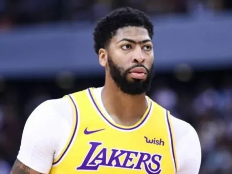 Ojo Lakers: Anthony Davis se fue temprano al vestuario sosteniéndose el hombro