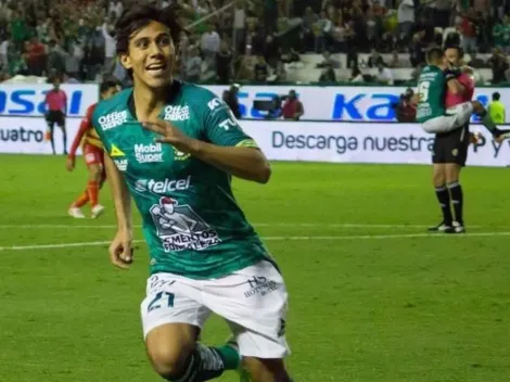 Jugador del León se sube como un koala al árbitro para celebrar un gol