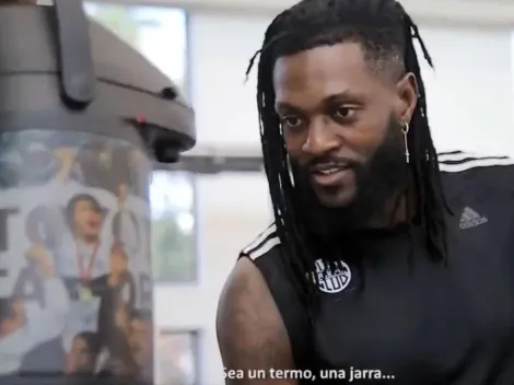 La cara de Adebayor tomando tereré es todo lo que está bien