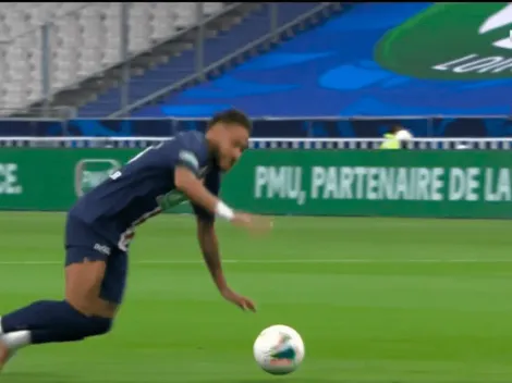 ¡Falta, juez! Neymar se pisó los cordones y protagonizó el blooper del día