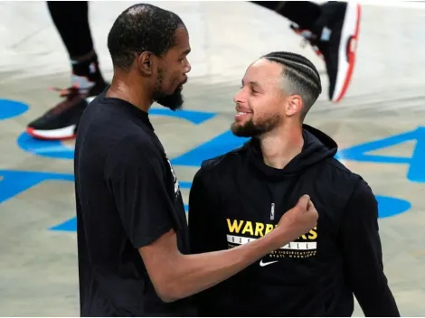 El abrazo entre Durant y Curry previo al Nets-Warriors