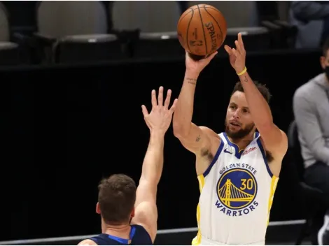 Stephen Curry no se cansa de hacer triples ¡Ahora desde la mitad de la cancha!