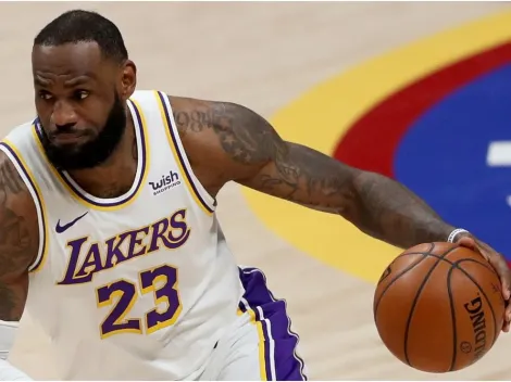 ¡Entre dos! La salvaje clavada de LeBron James ante los Nuggets que casi rompe el tablero