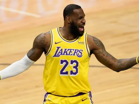 Destruyen a LeBron por fallar tiro desde la mitad de la cancha