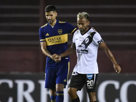 Los jugadores de Claypole coparon el vestuario de Boca para llevarse su camiseta