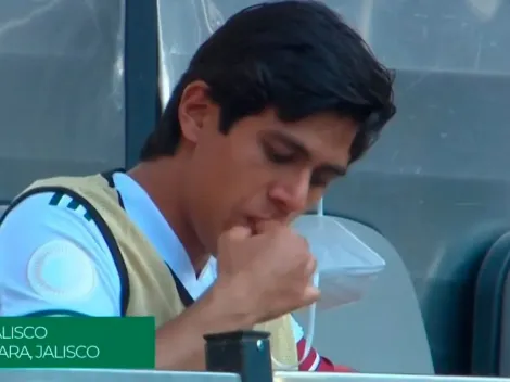 JJ Macías fue captado comiendo en la banca de la Selección mexicana en su debut en el Preolímpico