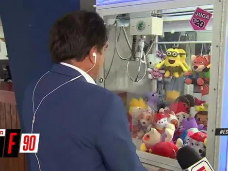 Video: un periodista de ESPN F90 intentó sacar un peluche en las maquinitas e hizo un papelón