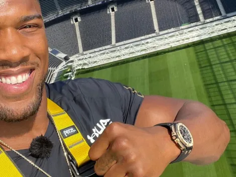 Anthony Joshua paseó sus cinturones por el estadio del Tottenham tras la confirmación de su pelea