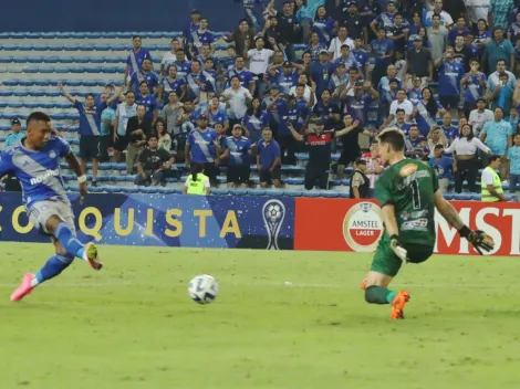 (VIDEO) Los hinchas de Emelec no aprenden y nuevamente invaden la cancha del Capwell