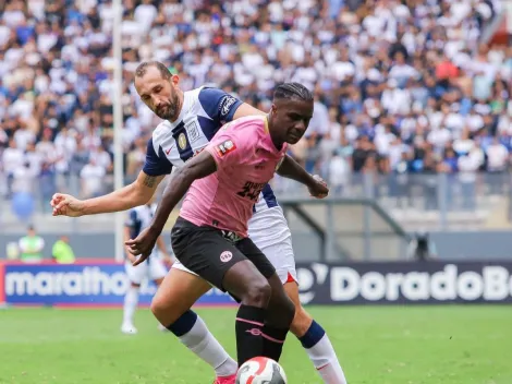 Árbitro expulsa a jugadores, pero VAR los salva