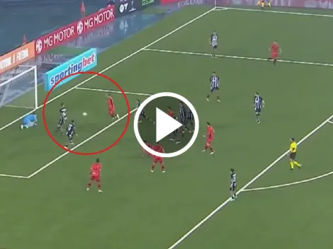 Le quedó picando en el área chica y la tiró por arriba del travesaño