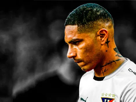 Hinchas de LDU se quejan con el plantel pues no le pasan la pelota a Paolo Guerrero