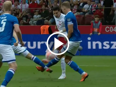 Entre dos defensores y sobre el arquero: el golazo de Lewandowski para Polonia