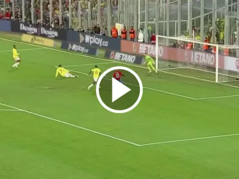 Solo bajo el arco: Alexis Sánchez erra increíble gol ante Colombia (VIDEO)