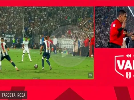 Bernardo Cuesta le mete codo a Carlos Zambrano, pero el árbitro solo le puso tarjeta amarilla