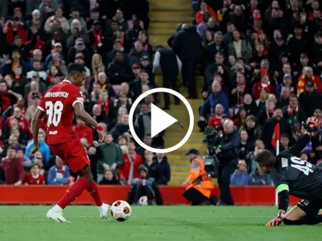 Regalo del arquero y primer gol de  Gravenberch con el Liverpool