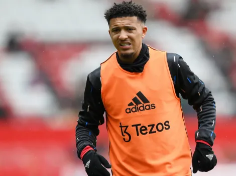 Jadon Sancho recibe duro trato al interior de Manchester United