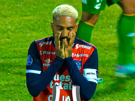 Guerrero no lo puede creer luego de fallar este golazo | VIDEO