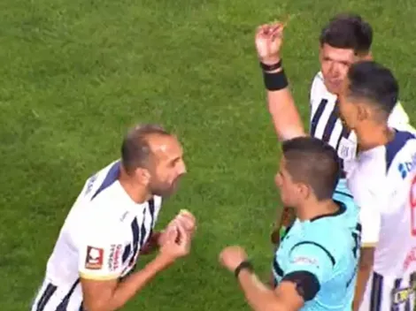 Hernán Barcos enloqueció al lanzar un codazo y termina expulsado por el VAR